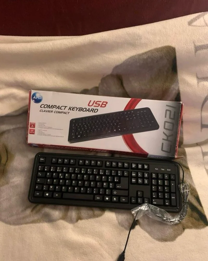 Compact keyboard / clavier compact